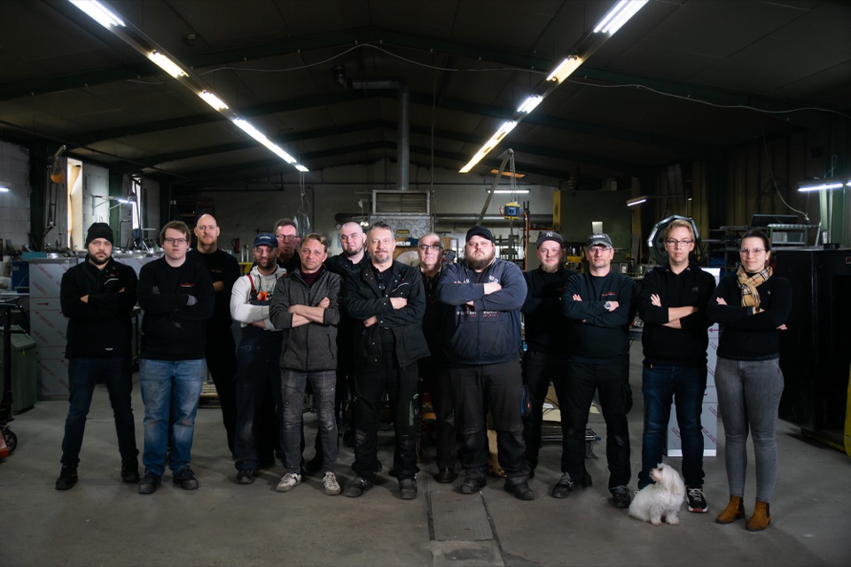 Das Fertigungsteam der Beelonia GmbH in der Werkhalle in Beelen