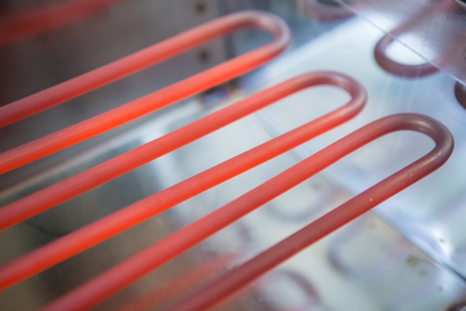 Glühende Elektro-Heizstäbe im Heizschub eines Beelonia-Räucherofens
