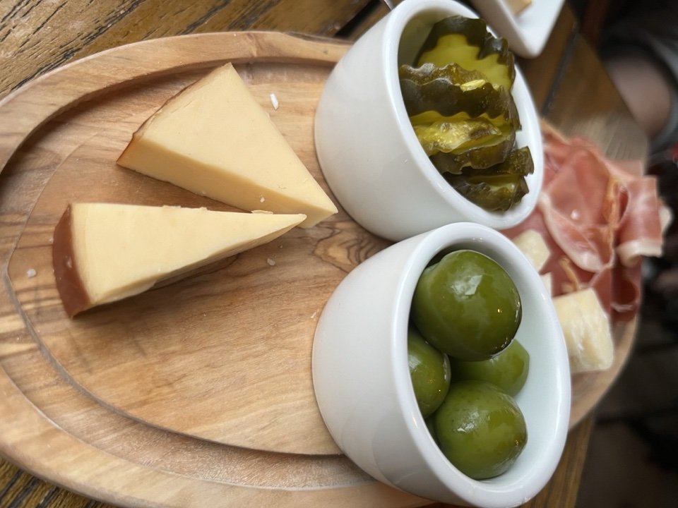 Hausgeräucherter Käse als Signature-Produkt auf der Restaurantkarte