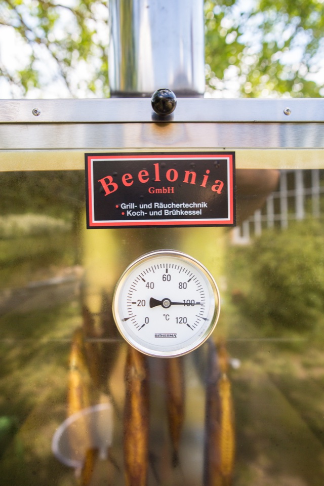 Analoges Kammerthermometer an einem Beelonia-Räucherofen