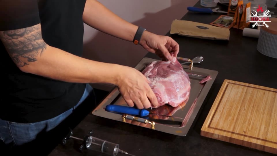 Schweinenacken wird für Pulled Pork vorbereitet und gespritzt