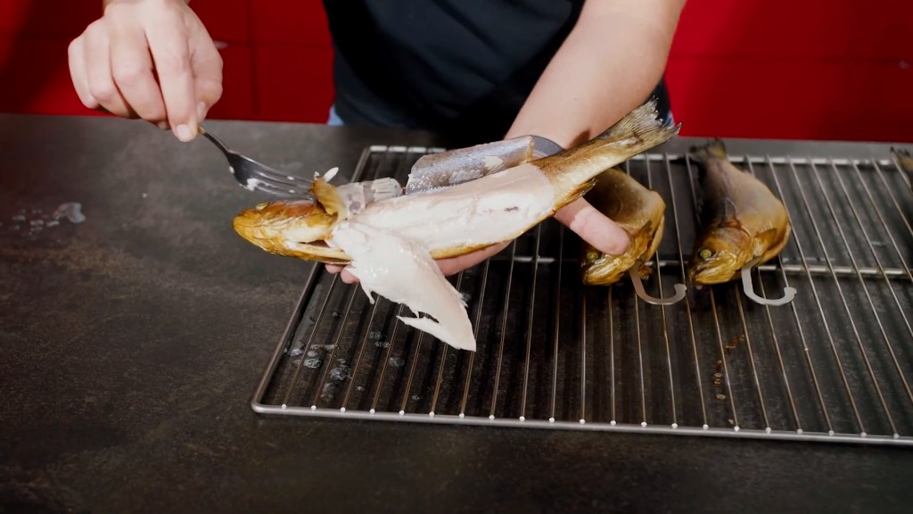 Gar-Test: weißes Forellenfleisch löst sich mühelos mit der Gabel