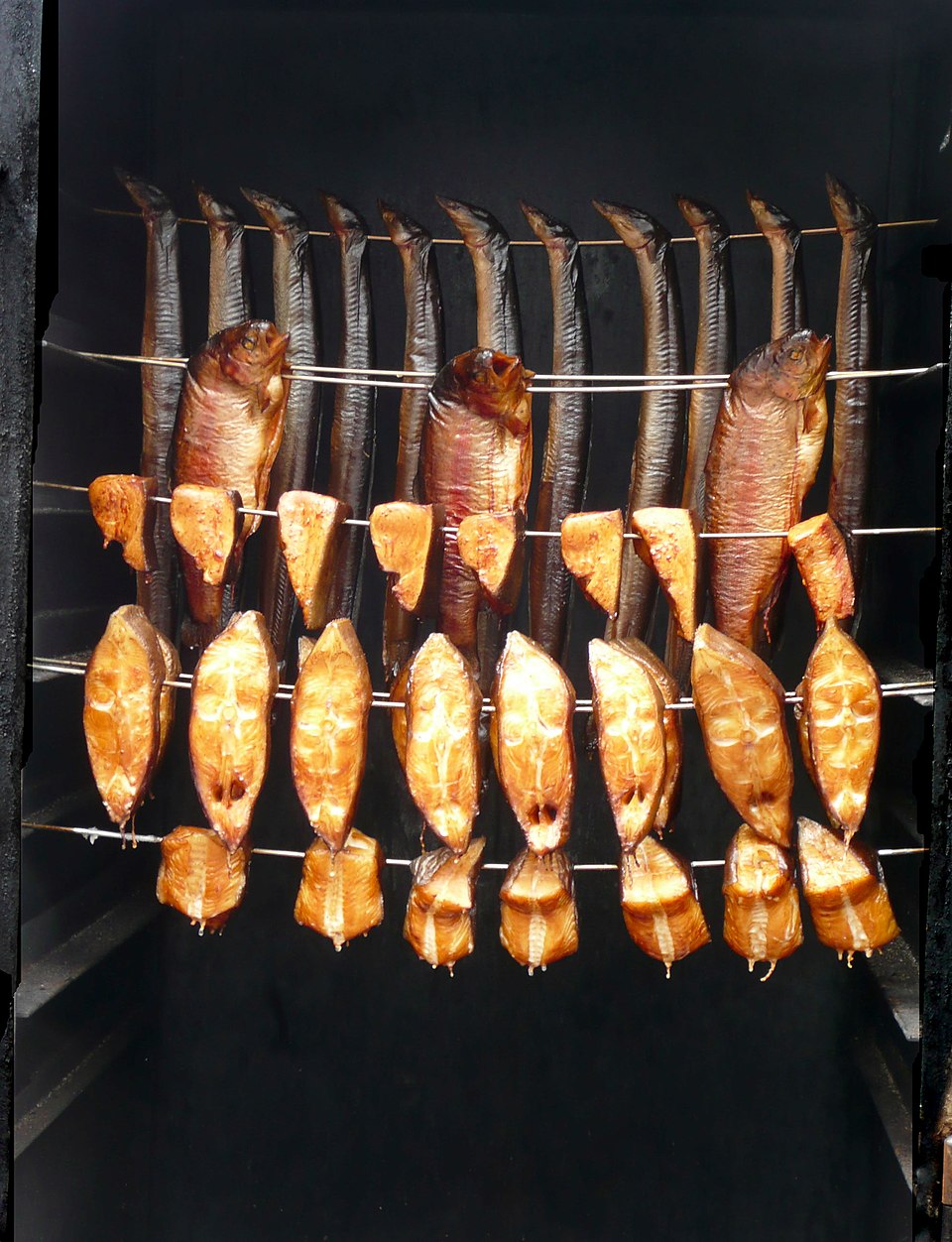 Voll bestückte Räucherkammer mit frisch gefangenem Fisch