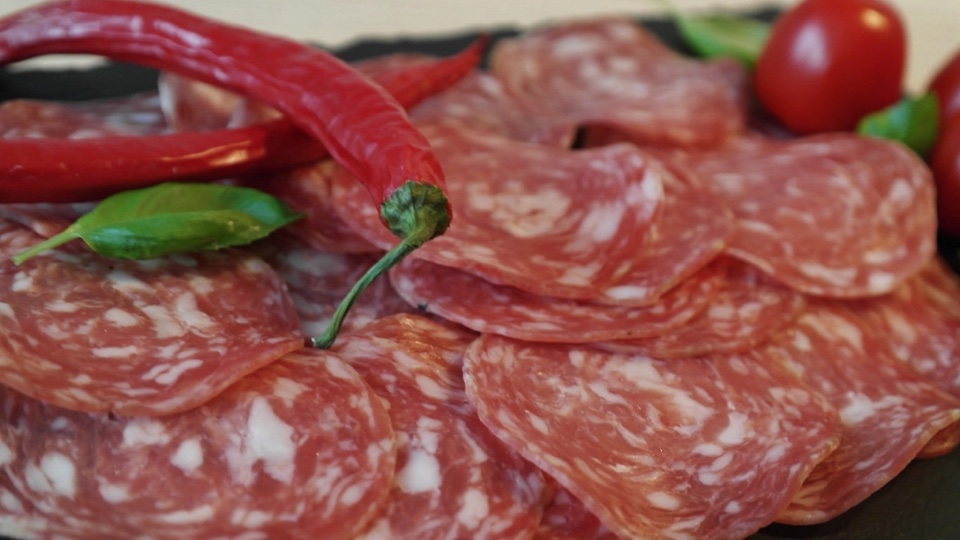 Kernige Rohwurst im Anschnitt wie bei Kaminwurzen