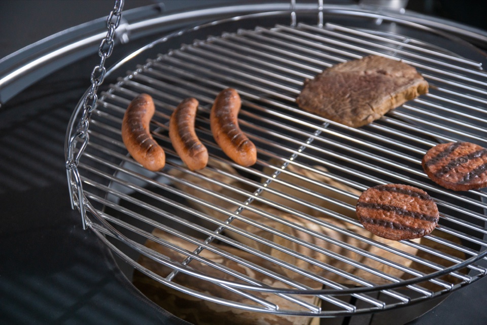 Grillen über offener Glut auf dem Beelonia-Grill
