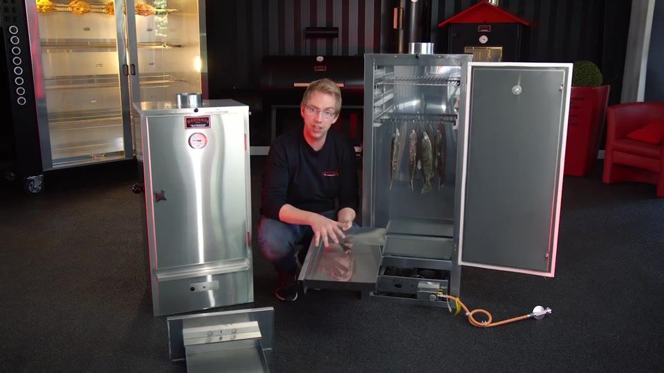 Michael Vering am offenen Smoky mit hängenden Fischen
