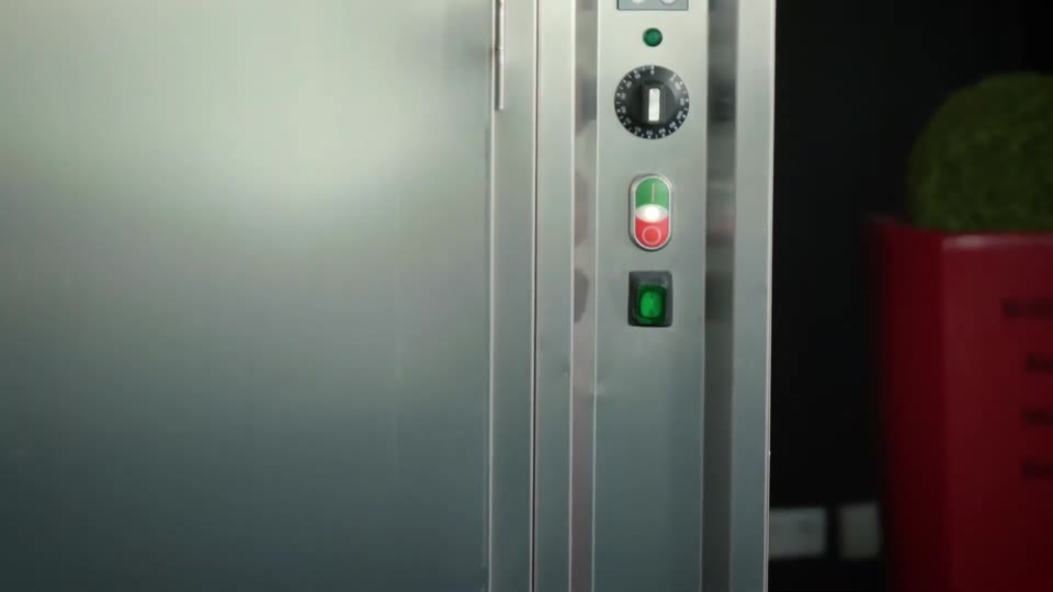 Thermostat-Bedienleiste mit Drehregler an der Beelonia F-Serie Elektro