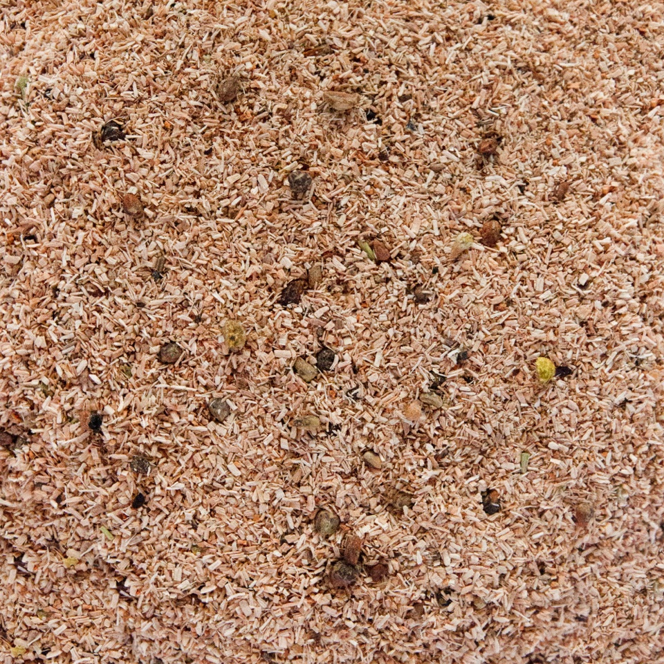 Nahaufnahme von Wacholder-Räuchermehl mit ganzen Beeren